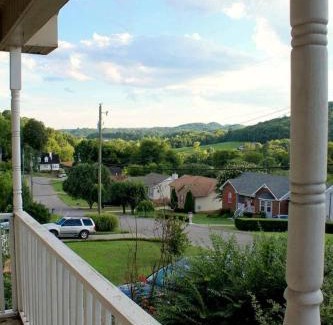 Millersville House | 20 mins to Nashville, fenced yard included