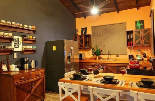 Los Angeles House | 20 minutes from La Fortuna, a Family-Sized House W/Nice Porch for Bird-watching
