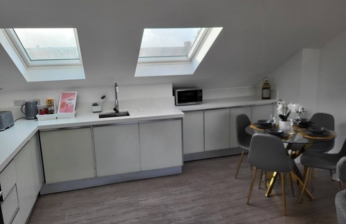 Tooting Apartment | 20 Minutes to central London. Stylish 2 bed apartment with skyline views