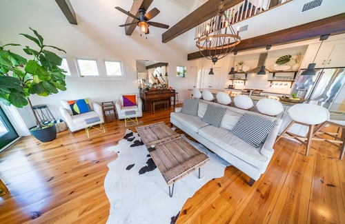 Plantation House | 20% OFF FALL! Bayfront, Handi-cap Accessible w/Pool & Elevator, Kayaks