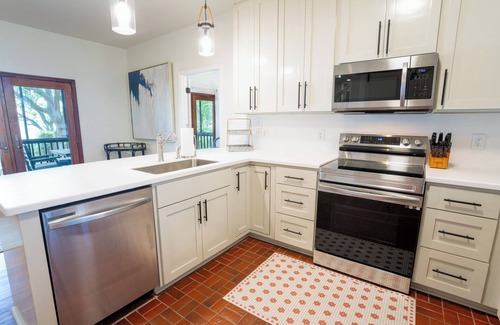 Magnolia Bluffs House | 20% OFF FALL! Bayfront, Pet Friendly Sleeps up to 8 with fishing dock!