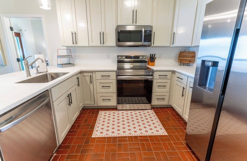 Magnolia Bluffs House | 20% OFF FALL! Bayfront, Pet Friendly Sleeps up to 8 with fishing dock!