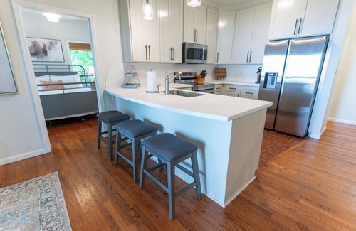 Magnolia Bluffs House | 20% OFF FALL! Bayfront, Pet Friendly Sleeps up to 8 with fishing dock!