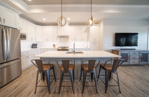 East End House | 20% OFF FALL! 'Two Shores', 4BR/4BA, Community Pool & Dock, Beach and Bay!