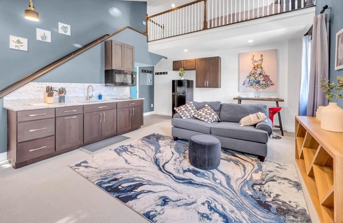 Oakton House | 20% off monthly stays at modern & cozy guesthouse in great location
