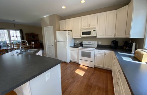 Livingston House | 20% off Waterfront 2 primary suites, water front, dog-friendly, firepit!