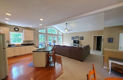 Livingston House | 20% off Waterfront 2 primary suites, water front, dog-friendly, firepit!