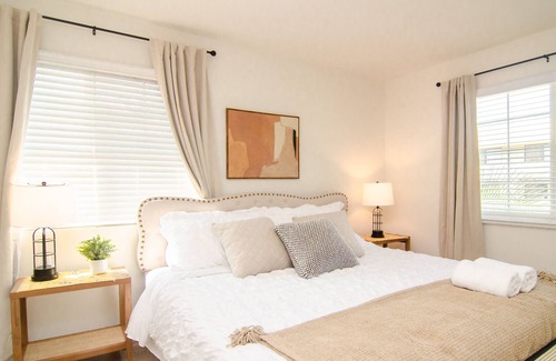 Ontario House | 20% OFF Weekly Stay - 4 BR - 3 miles to Airport