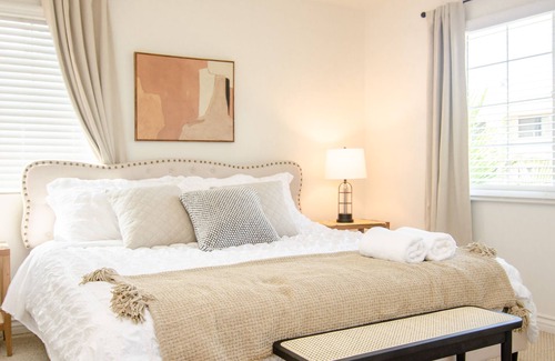 Ontario House | 20% OFF Weekly Stay - 4 BR - 3 miles to Airport