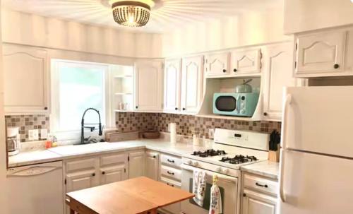 Cuyahoga Falls House | 20 plus percent OFF! 4BR, 2 BT Spacious Home in Cuyahoga Falls, Parking, Pets Ok