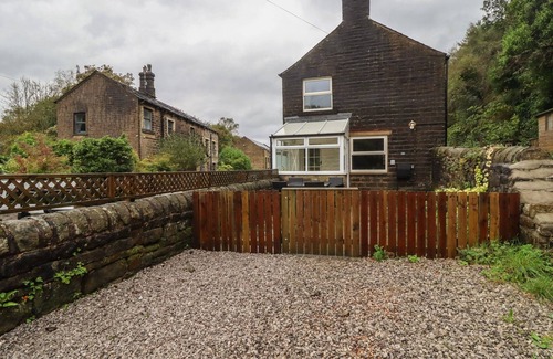 Dobcross Cottage | 20 Wool Road
