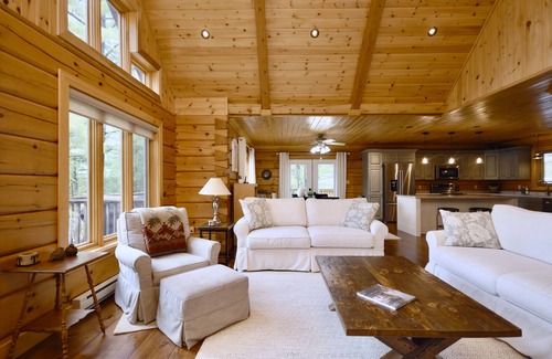 Utterson Cottage | 200 ft Private Muskoka waterfront custom log home with Hot Tub!