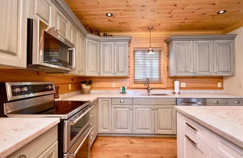 Utterson Cottage | 200 ft Private Muskoka waterfront custom log home with Hot Tub!