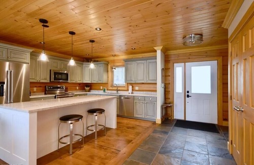 Utterson Cottage | 200 ft Private Muskoka waterfront custom log home with Hot Tub!