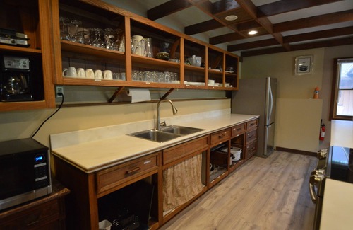 New Plymouth House | 200+ private wooded acres to explore onsite, with DirecTV, WiFi, & Pet Friendly