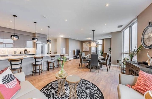 Hurontario Apartment | 2000sqf Penthouse close to Toronto Pearson Airportn
