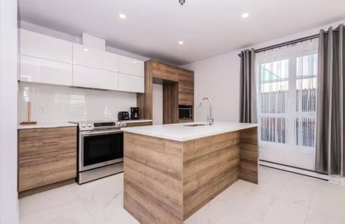 Cote-Des-Neiges—Notre-Dame-De-Grace Apartment | 2001 Av. Beaconsfield