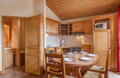 Lanslevillard Apartment | 200m from resort center, swimming pool, sauna, hammam, balcony, parking, tv, ski locker, 50m²