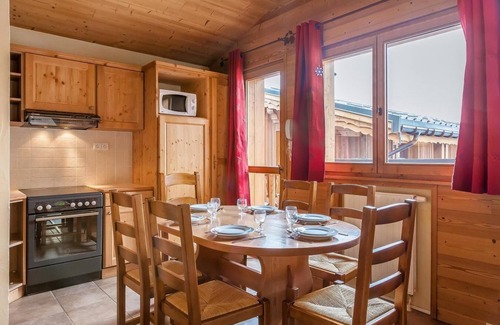 Lanslevillard Apartment | 200m from resort center, swimming pool, sauna, hammam, balcony, parking, tv, ski locker, 50m²