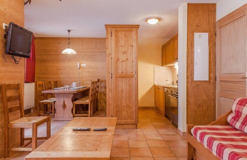 Lanslevillard Apartment | 200m from resort center, swimming pool, sauna, hammam, balcony, parking, tv, ski locker, 50m²