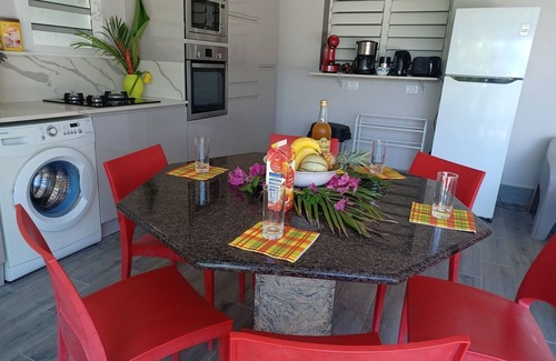 Sainte-Rose Cottage | 200m from the beach, apartment in a colonial house with swimming pool