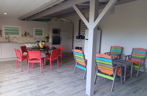 Sainte-Rose Cottage | 200m from the beach, apartment in a colonial house with swimming pool