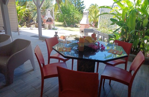 Sainte-Rose Cottage | 200m from the beach, apartment in a colonial house with swimming pool