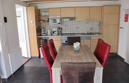 Stavenisse House | 200m from the sea 6 person bungalow, in a small park with walk-in shower