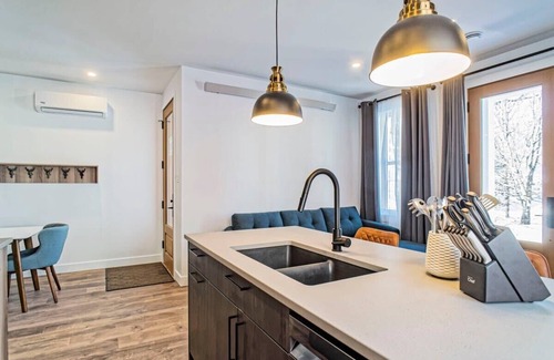 Bromont Apartment | 201 Condo au rez de chaussée , au coeur de Bromont