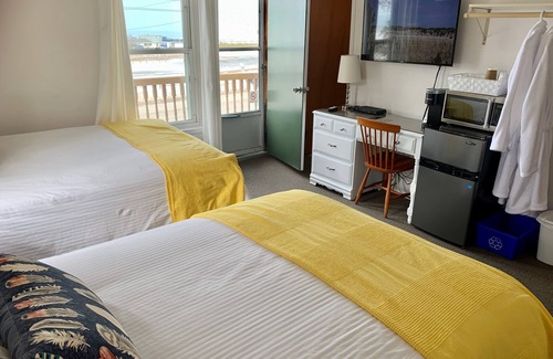 Port Elgin Hotel | 201 - Executive Rm Lake View- Balcony 2 DBL