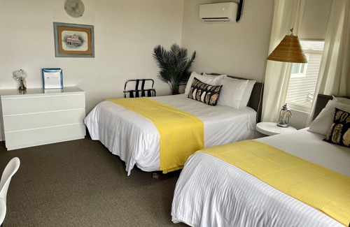 Port Elgin Hotel | 201 - Executive Rm Lake View- Balcony 2 DBL