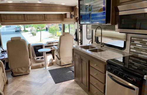 Peoria House | 2019 Georgetown GT5 36B5 - 2 full baths, 3 slides outs, bunks & king bed