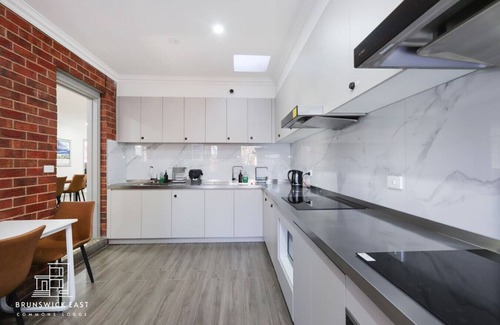 Brunswick East Apartment | 202 Cozy Queen BR w/Fast WiFi - 18 mins tram to CBD