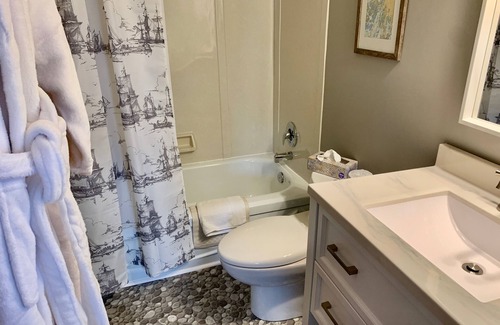 Port Elgin Hotel | 202 - Executive Rm Lake View- Balcony 2 DBL