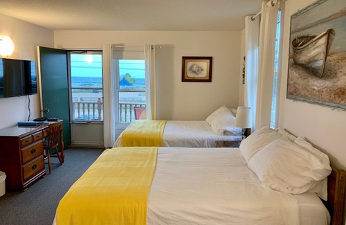 Port Elgin Hotel | 202 - Executive Rm Lake View- Balcony 2 DBL