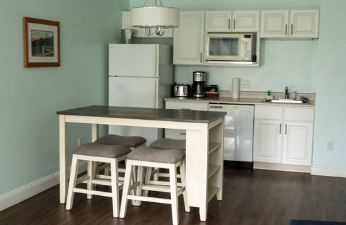 Delavan Lake Condo | 202 - One Bedroom Condo Suite