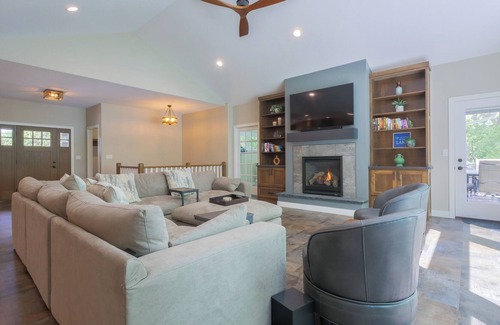 Alexandria House | 2023 Built Home on Lake Geneva. 5 Bed, 3-1/2 Bath sleeps 12!