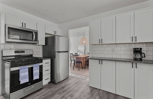 Kokomo House | 2024 New 3-bedroom house with WiFi, AC in Kokomo