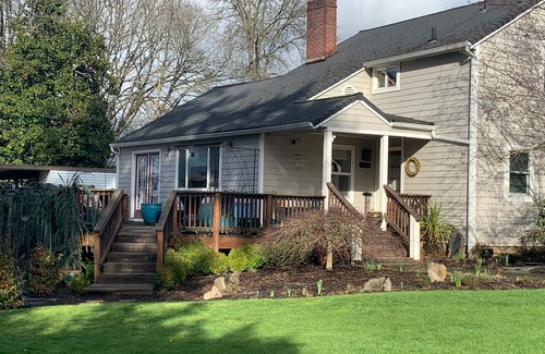 College Hill House | 2024 Olympic Trials - 4 Bdrm, 3 Ba, sleeps 8, Hot Tub, Fire Pit, big yard/garden