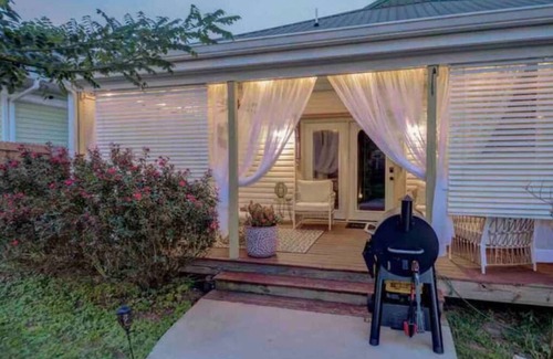 Shelbyville Cottage | 2025 KY Derby 30 min Away ~ Bourbon Trail ~ Hot Tub