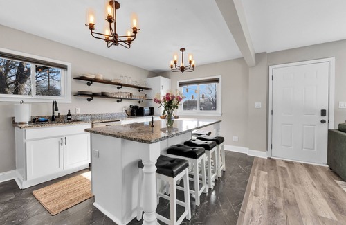Madison Heights House | 2025 Newly Furnished OPEN CONCEPT 1700 Total SQ FT 5 TVS, GIG WiFi 185+Channels