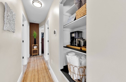 Madison Heights House | 2025 Newly Furnished OPEN CONCEPT 1700 Total SQ FT 5 TVS, GIG WiFi 185+Channels