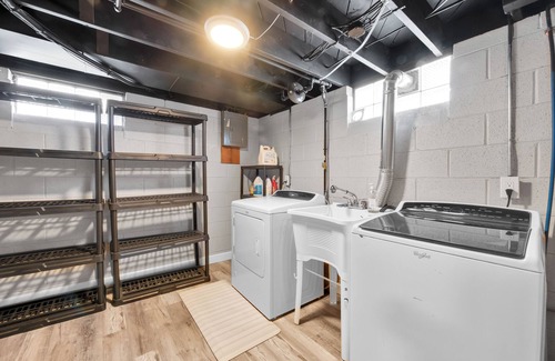 Madison Heights House | 2025 Newly Furnished OPEN CONCEPT 1700 Total SQ FT 5 TVS, GIG WiFi 185+Channels