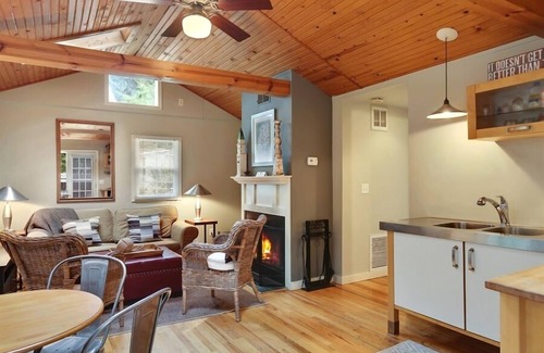 Union Pier Cottage | (2026 OPEN!) Adorable Union Pier Cottage Close To Beach and Downtown!