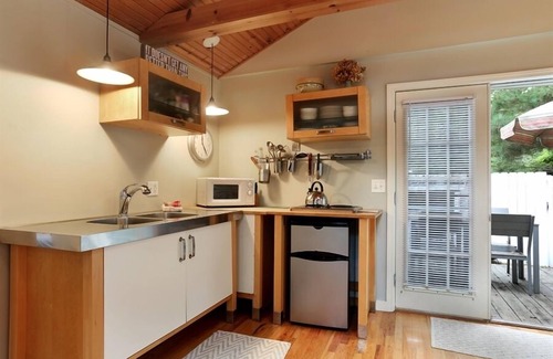 Union Pier Cottage | (2026 OPEN!) Adorable Union Pier Cottage Close To Beach and Downtown!