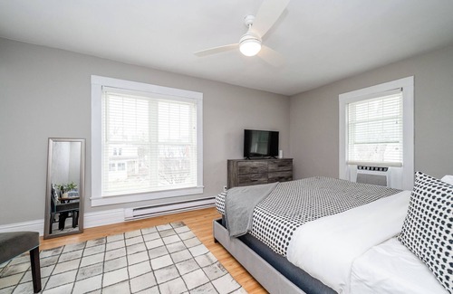 Three Oaks House | 2026 OPEN! Three Oaks Multi Unit (2 Night Summer Min)