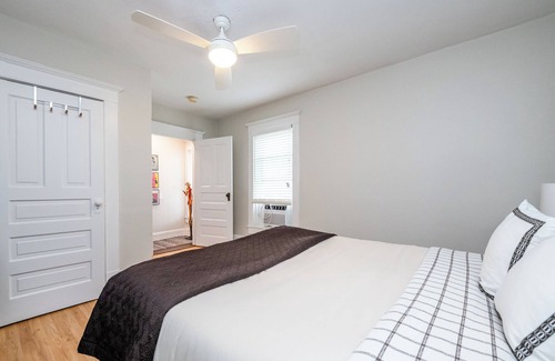 Three Oaks House | 2026 OPEN! Three Oaks Multi Unit (2 Night Summer Min)