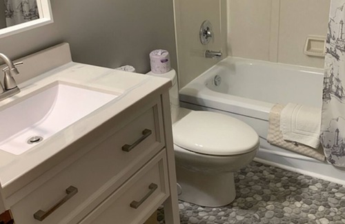 Port Elgin Hotel | 203 - Executive Rm -1 King Bed 2nd Floor