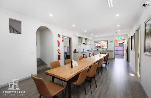 Brunswick East House | 203 Premium Queen BR w/Fast WiFi - 18 mins tram to CBD