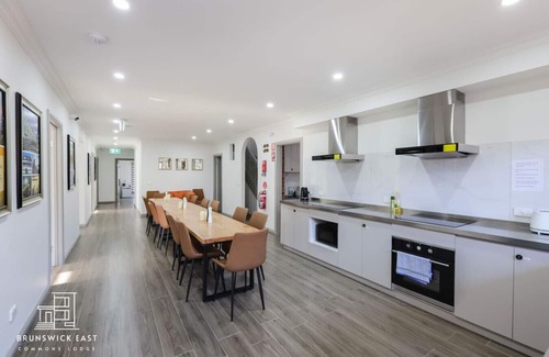 Brunswick East House | 203 Premium Queen BR w/Fast WiFi - 18 mins tram to CBD